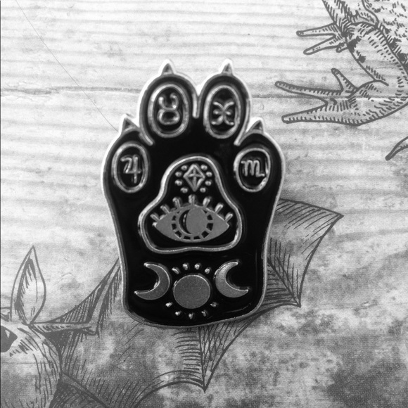 🦇 New Gifty Occult Cat Paw Lapel Pin - Picture 3 of 5